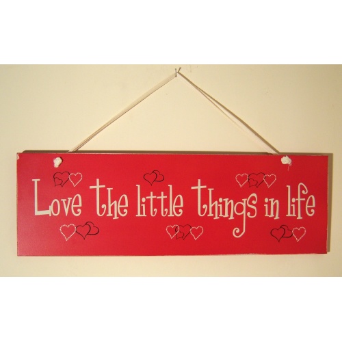 VINTAGE STLYE RED WOODEN HANGING SIGN ‘LOVE THE LITTLE THINGS IN LIFE 50x28x1 cms