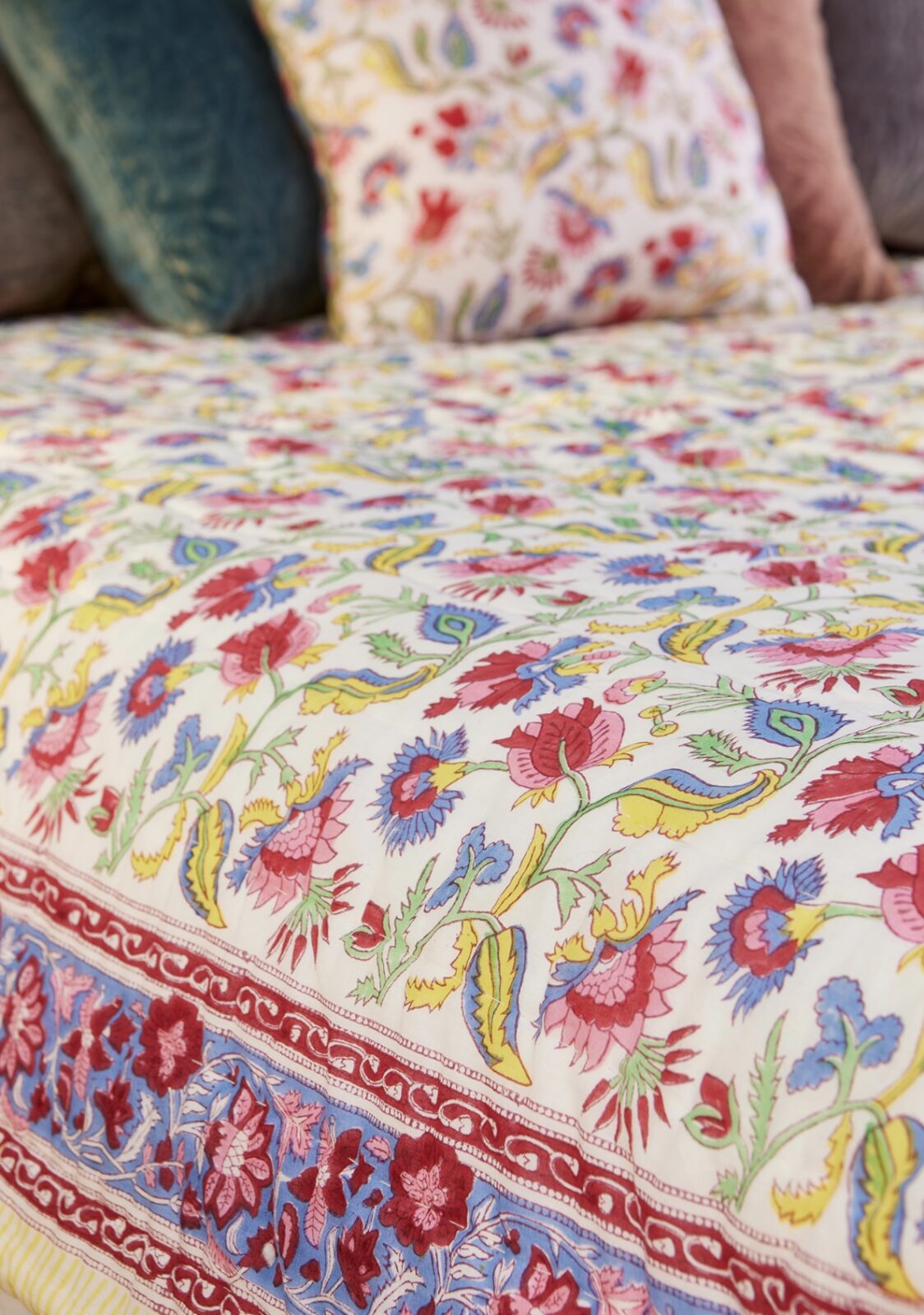 100% Cotton Reversible Vintage Style Bedspread/Quilt/Cushions – Blue/Pink Floral 100% Cotton Reversible Vintage Style Bedspread/Quilt/Cushions – Blue/Pink Floral